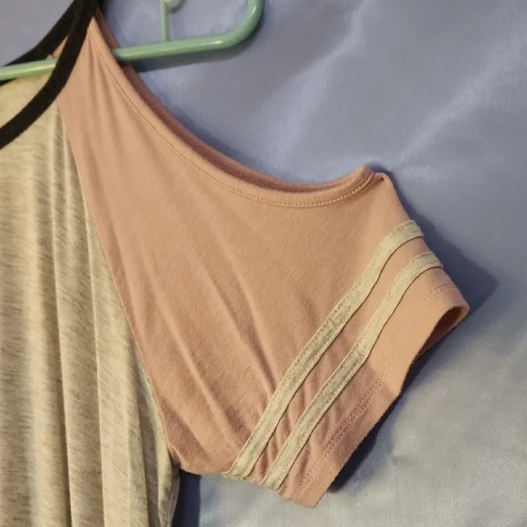 Hem & Thread Cold Shoulder Top - Pink and Gray Sz L - Picture 7 of 7